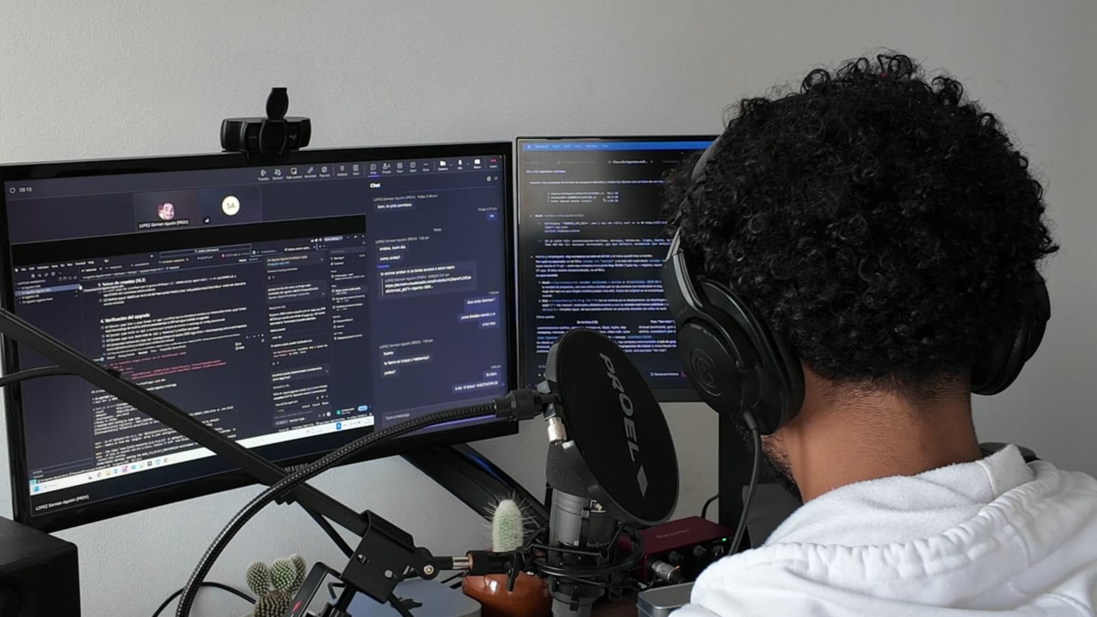 El setup: una reunión en una pantalla, el código en la otra